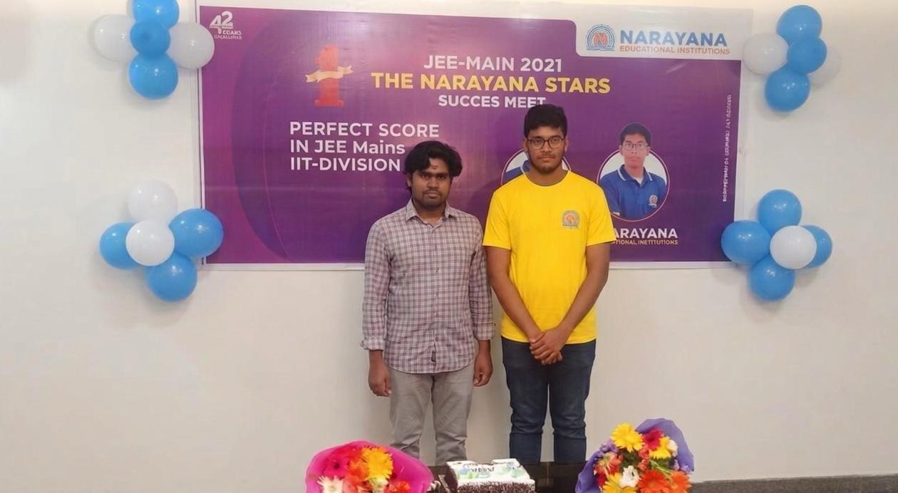 Gaurab Das with Dr. Ramu at the Narayana JEE Main 2021 success meet