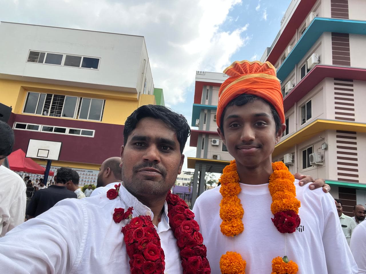 Manu Parameshwaran, JEE Advanced AIR 13 (2026), with Dr. Ramu